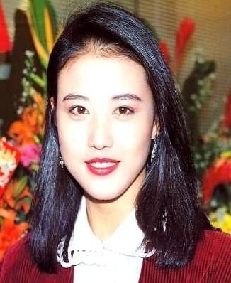 1990年，吕良伟父亲大骂：“你老婆周海媚天天睡到12点
老爷子每天早起就等着儿