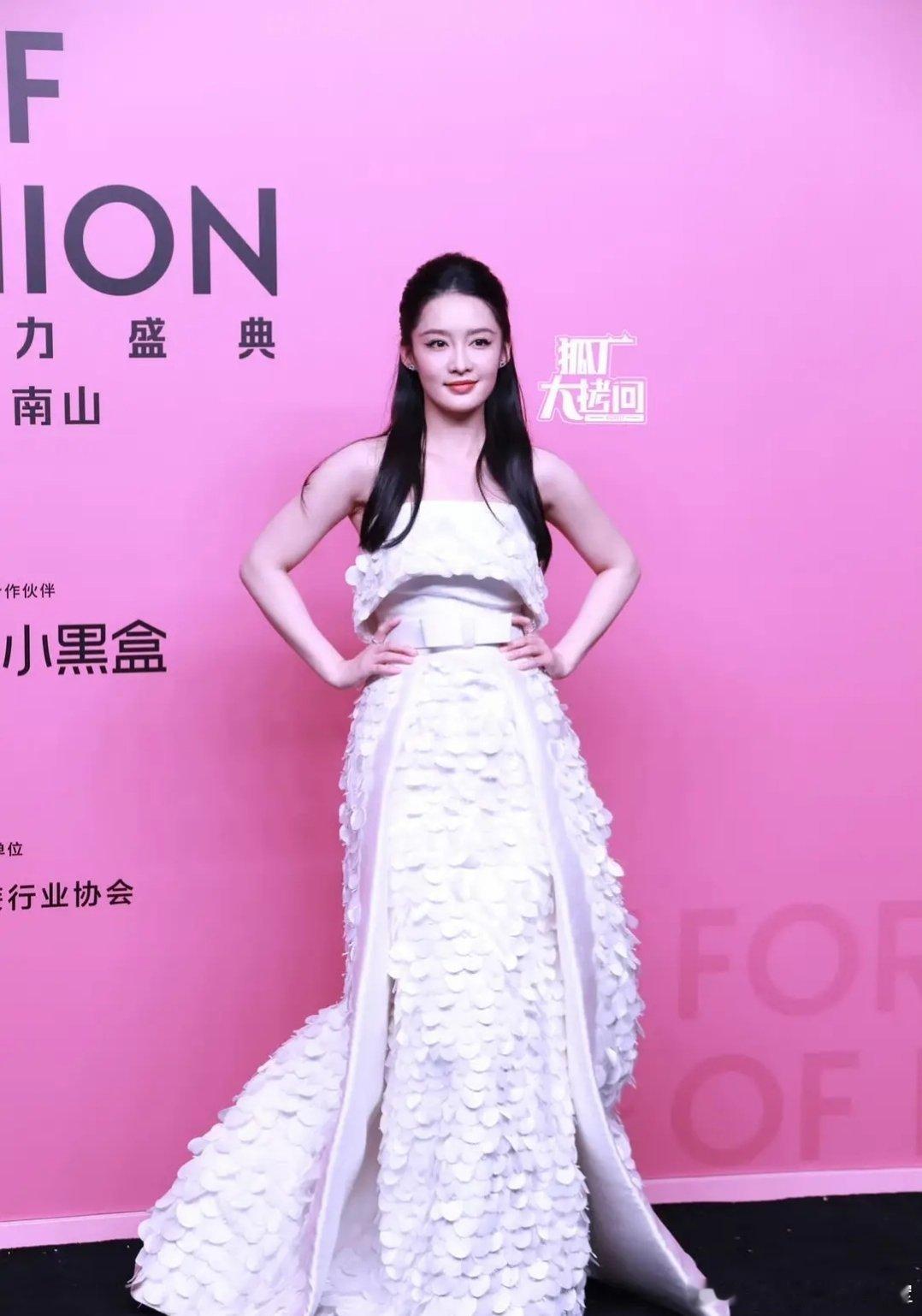 李沁脸是美的 裙子是丑的 好臃肿好精致土 ​​​