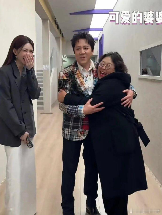 沈梦辰带海涛妈妈追星成功沈梦辰也太会了吧！带海涛妈妈追星殷秀梅成功，这好儿媳的属