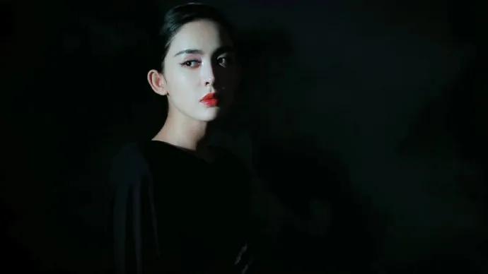 镜头怼脸拍也没在怕的！娜扎优越头骨线条自带高光，侧颜下颌线锋利如刀刻，发丝飘动间