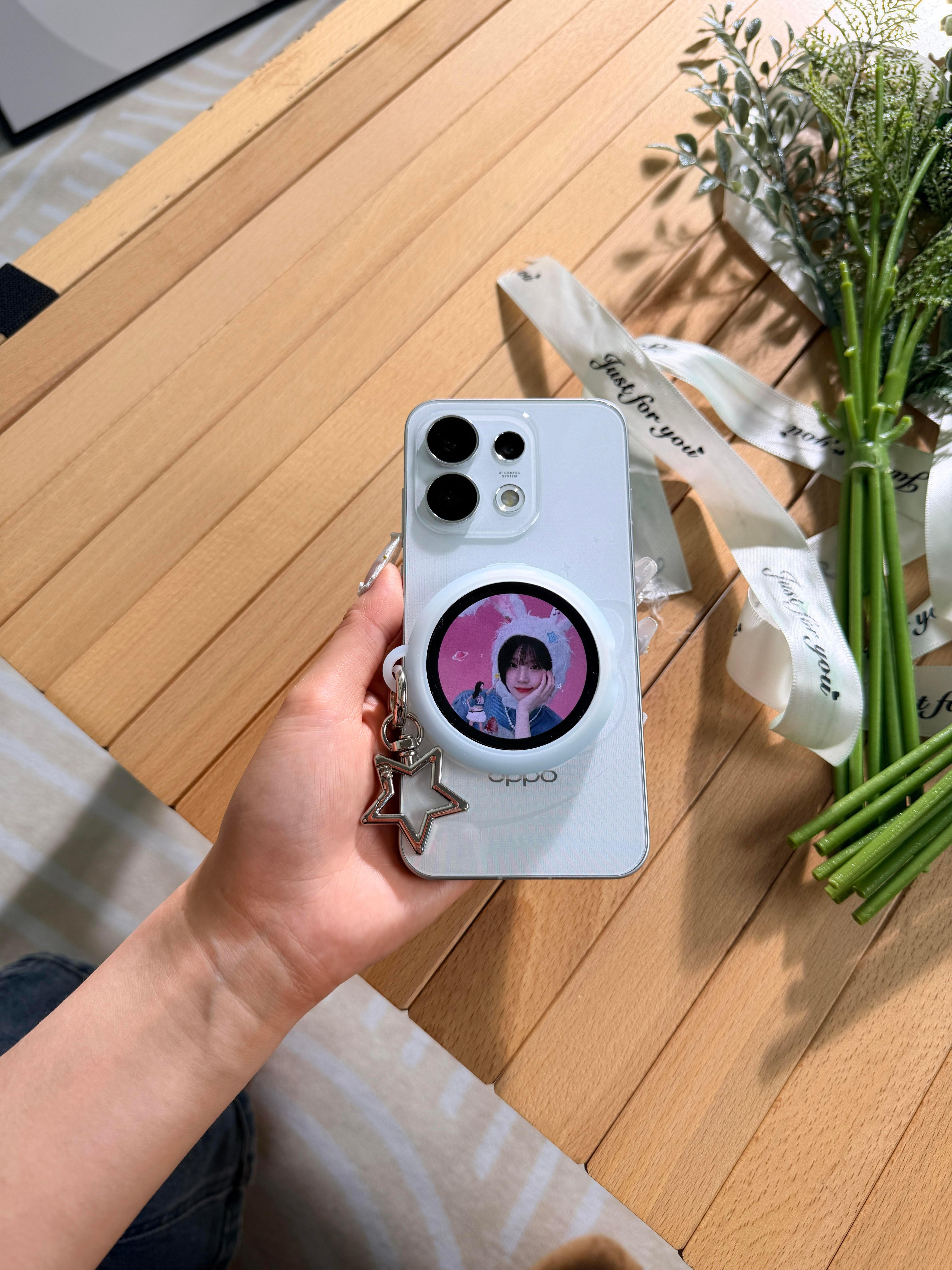谁不想急头白脸的拥有一个电子吧唧呢？OPPO Bubble 小O屏给追星女二姨迷