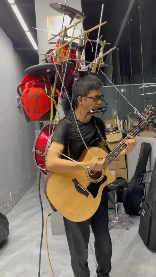 荷兰的光头哥表演不错，但与咱们相比，差得太远。
咱们的民间艺人，一个人就是一个乐