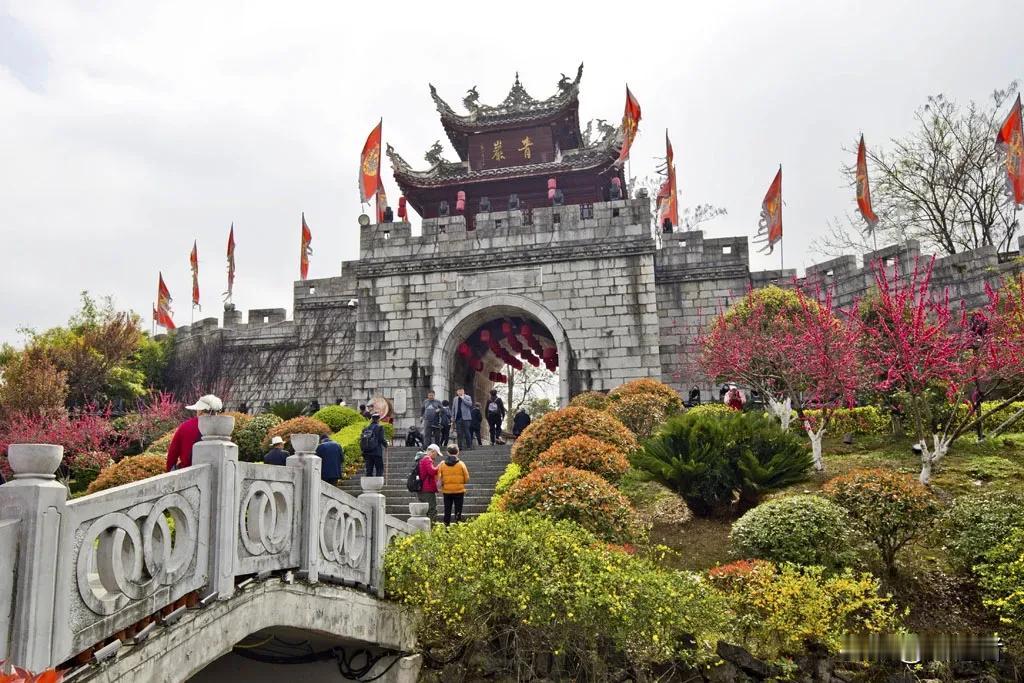 贵州四大古镇之一，青岩古镇。建于明洪武十年(1378年)间的青岩古镇原为军事要塞