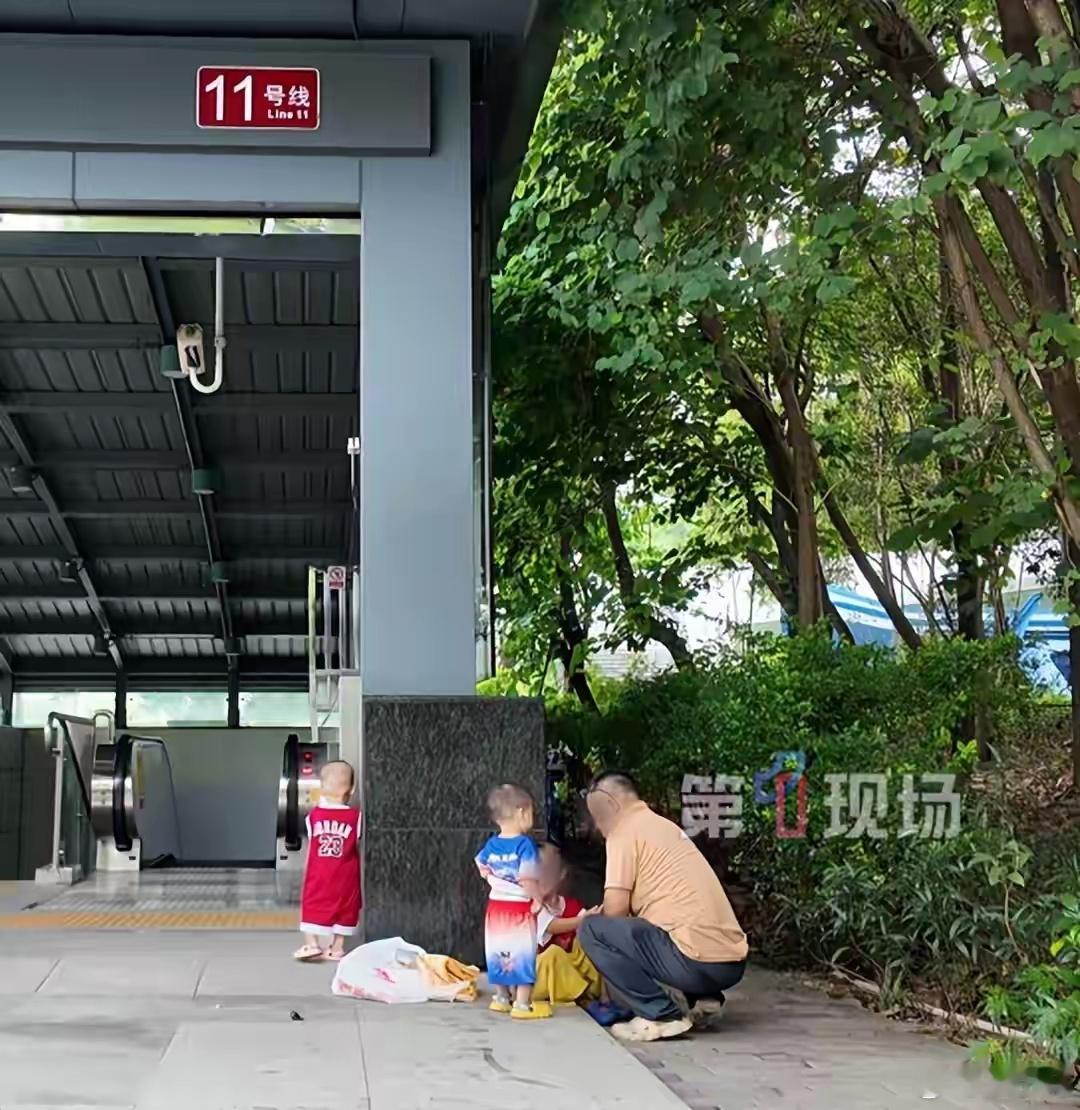 深圳一地铁站口3孩童躺坐无人陪看到这一幕，心里很不是滋味。母亲扔下孩子跑路，父亲