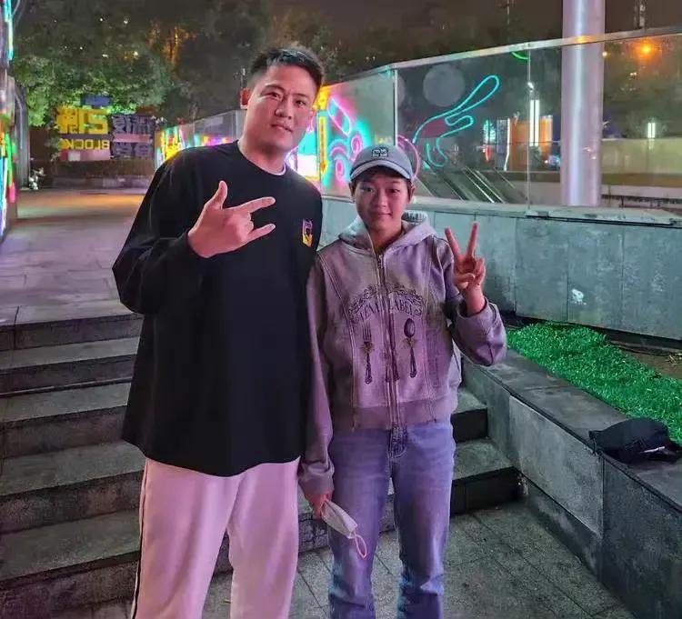 这个帅哥在北京街头偶遇了全红婵，婵宝原以为自己戴着口罩和鸭舌帽不会被人认出来，没