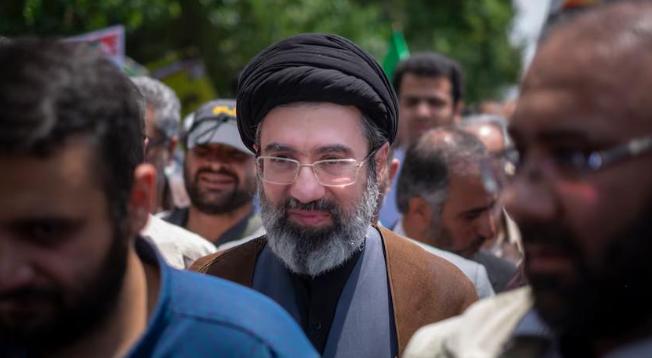 突发！这下伊朗变天了，老领袖遭美以空袭身亡后，亲儿子9天火速接班，中东火药桶要炸