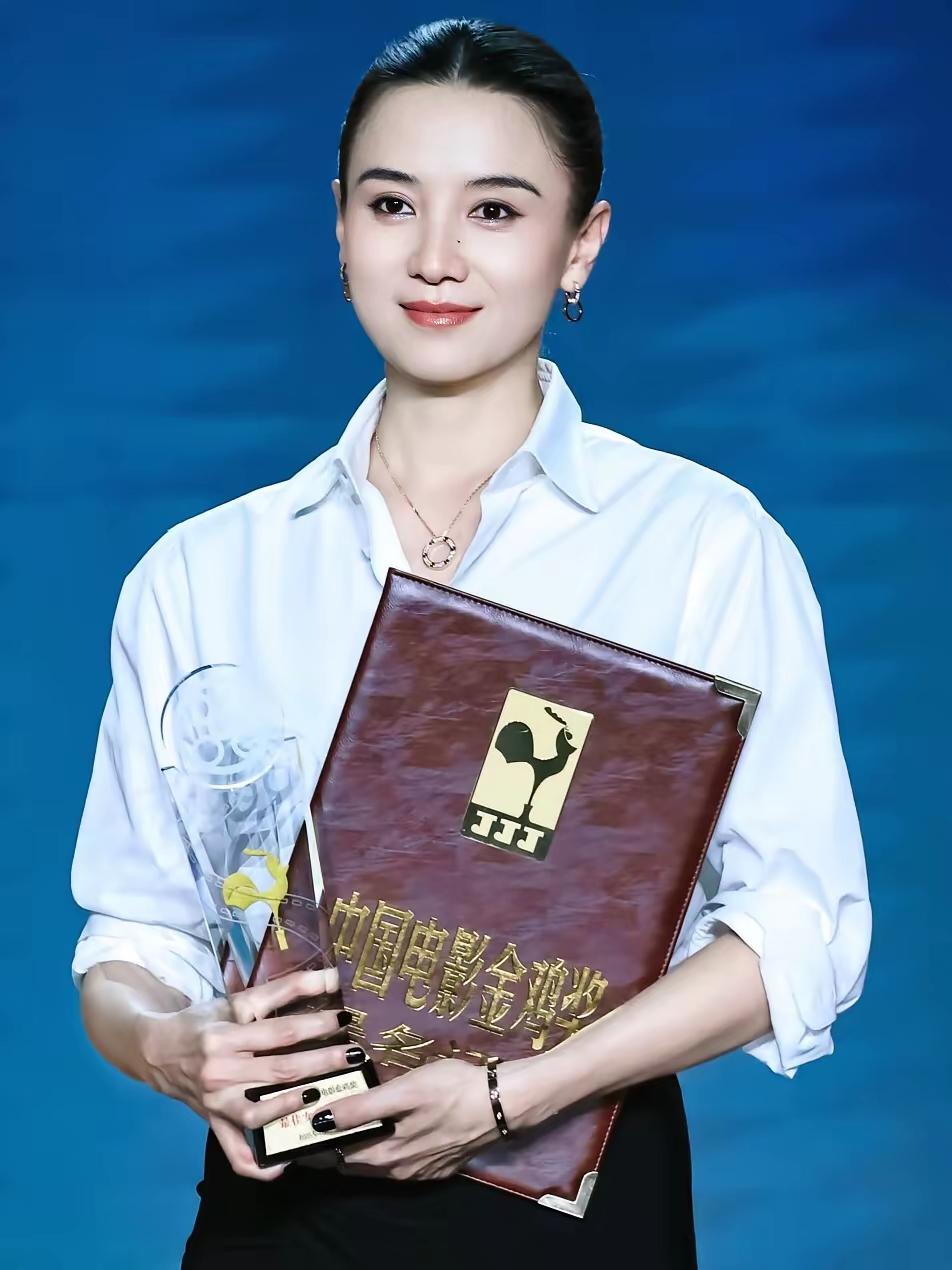 宋佳这股子倔劲儿，普通人还真学不来。
 
出道时因为跟前辈重名，所有人都劝她改个