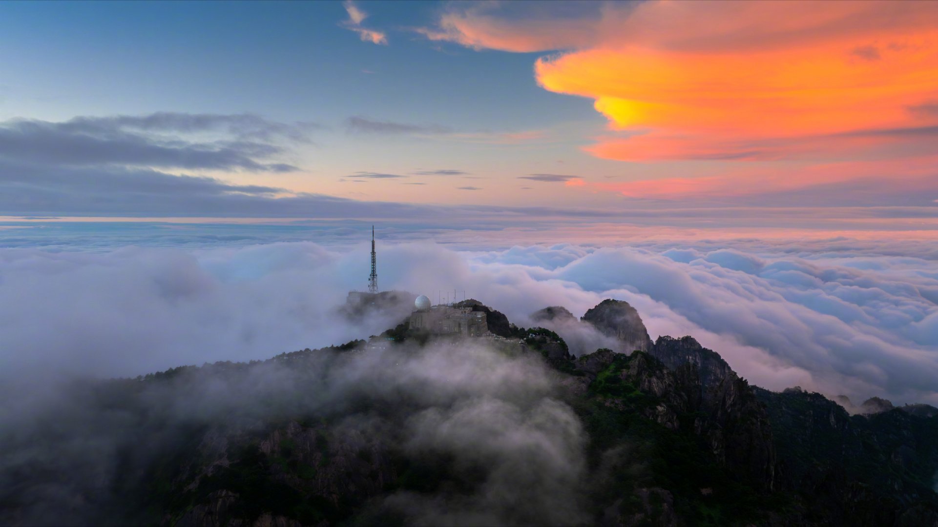 请你看黄山云海，漫卷的☁️像轻纱披在山肩，橙色把天空渲染得又亮又暖，我很喜欢😍