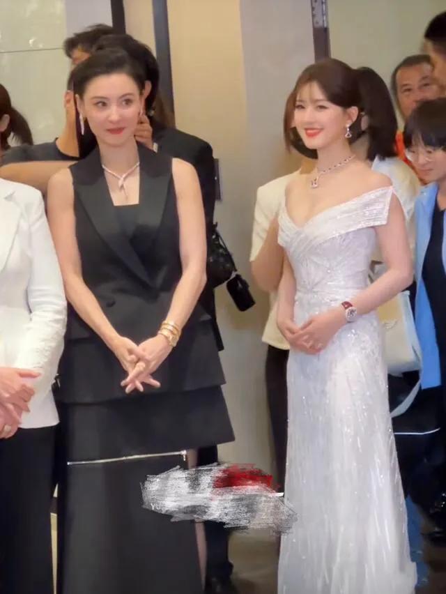 生完3个小孩的张柏芝依然拥有令人羡慕的身材和颜值！与小19岁的赵露思同框，一点也