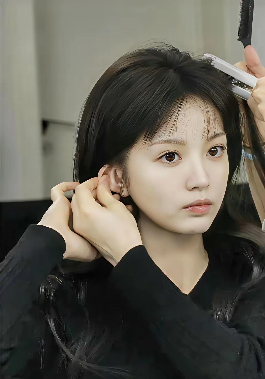 好奇搜了下田曦薇的素颜照，不看不知道，一看我真震惊了！究竟是谁在说她没有刘海不好