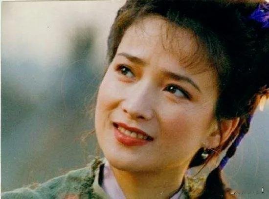 戏衫里的旧月光-何晴古装戏的美
 
她把青丝绾成古典的结
落进三国的风，水浒的雪