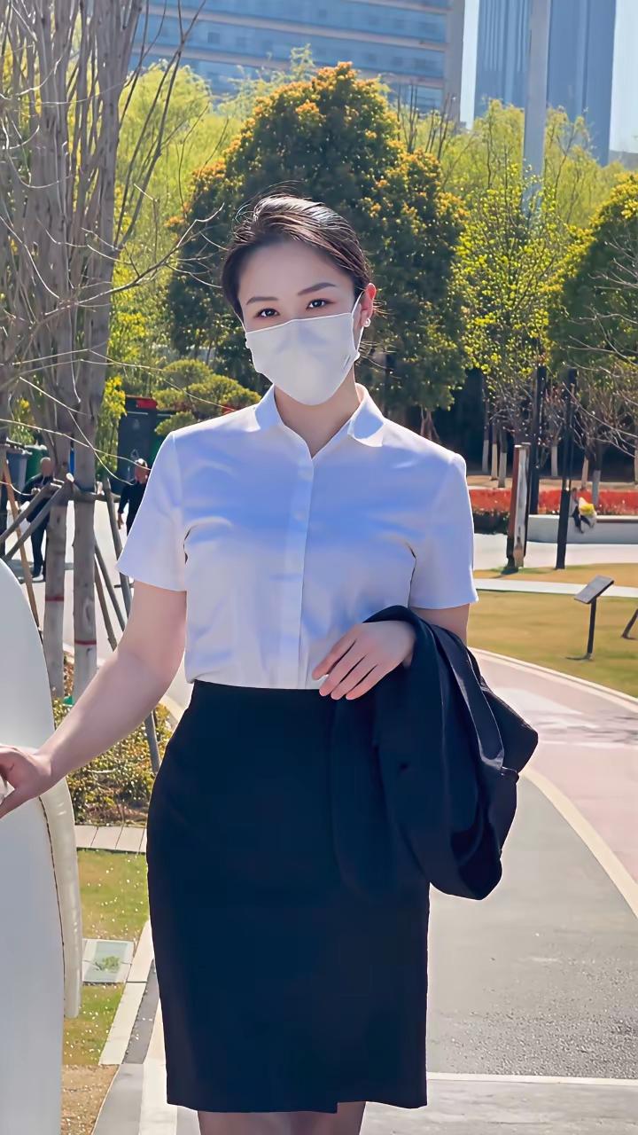 女生体重多少才不算胖?
女人注意了，
假如你体重1米6，
体重多少斤合适呢？
1