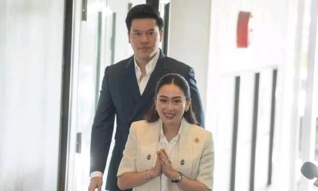 佩通坦的丈夫，长得高大面相忠厚。他曾经看着优秀的妻子站在万丈光芒中，如今又看着她