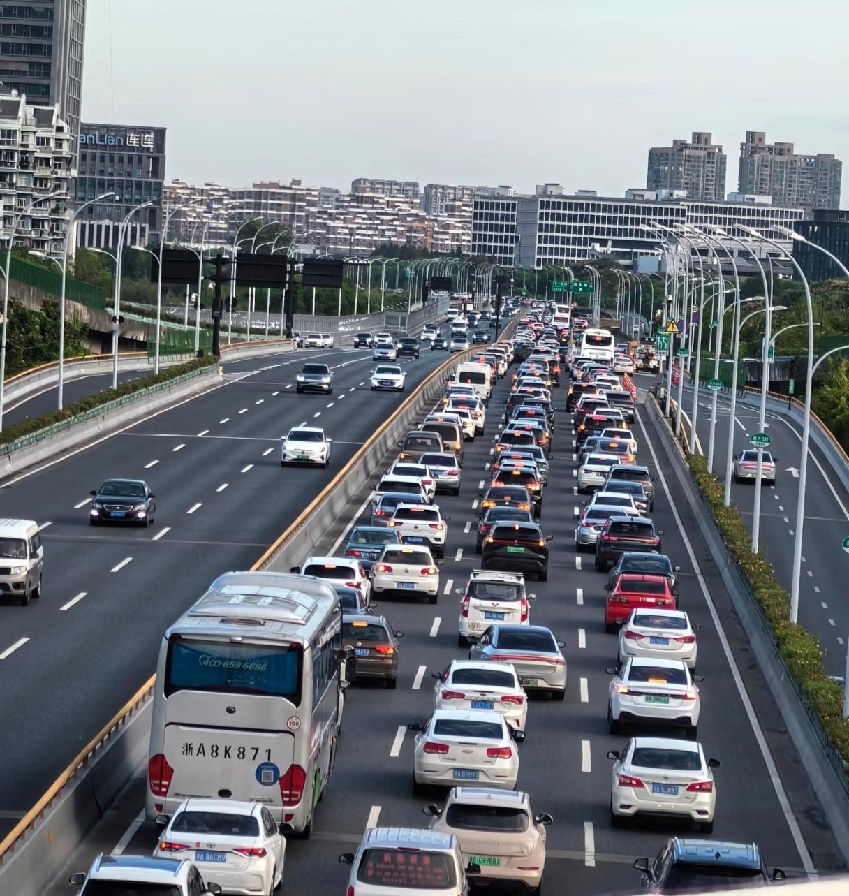 据公安部统计，截至2025年6月底，全国机动车达4.6亿辆（汽车3.59亿辆），