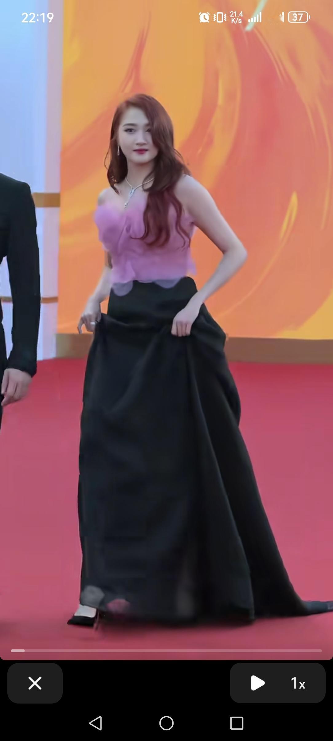 关晓彤真是个迷
只要一上红毯，大家就会发现
衣服选不合适没关系，但是千万不要把头