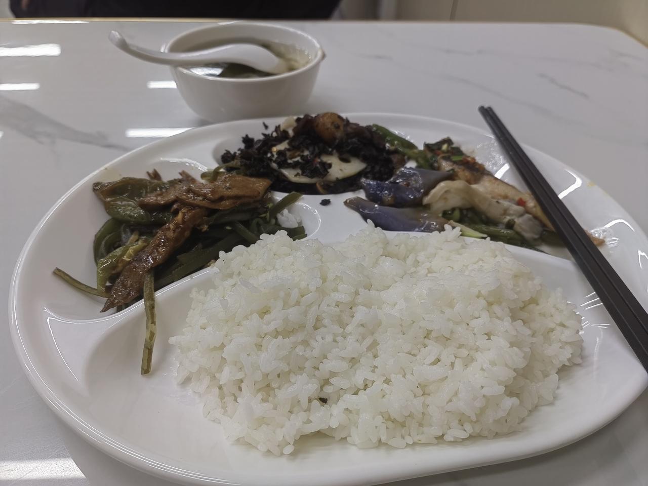每天早上，匆匆的送孩子去上学，我去上班，中午吃饭时间回家洗衣服，晚上又要赶着去接