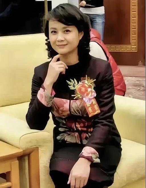 茹萍真是传统意义上的美人啊，鹅蛋脸、五官立体，这种无美颜滤镜的生图特别扛打，五官