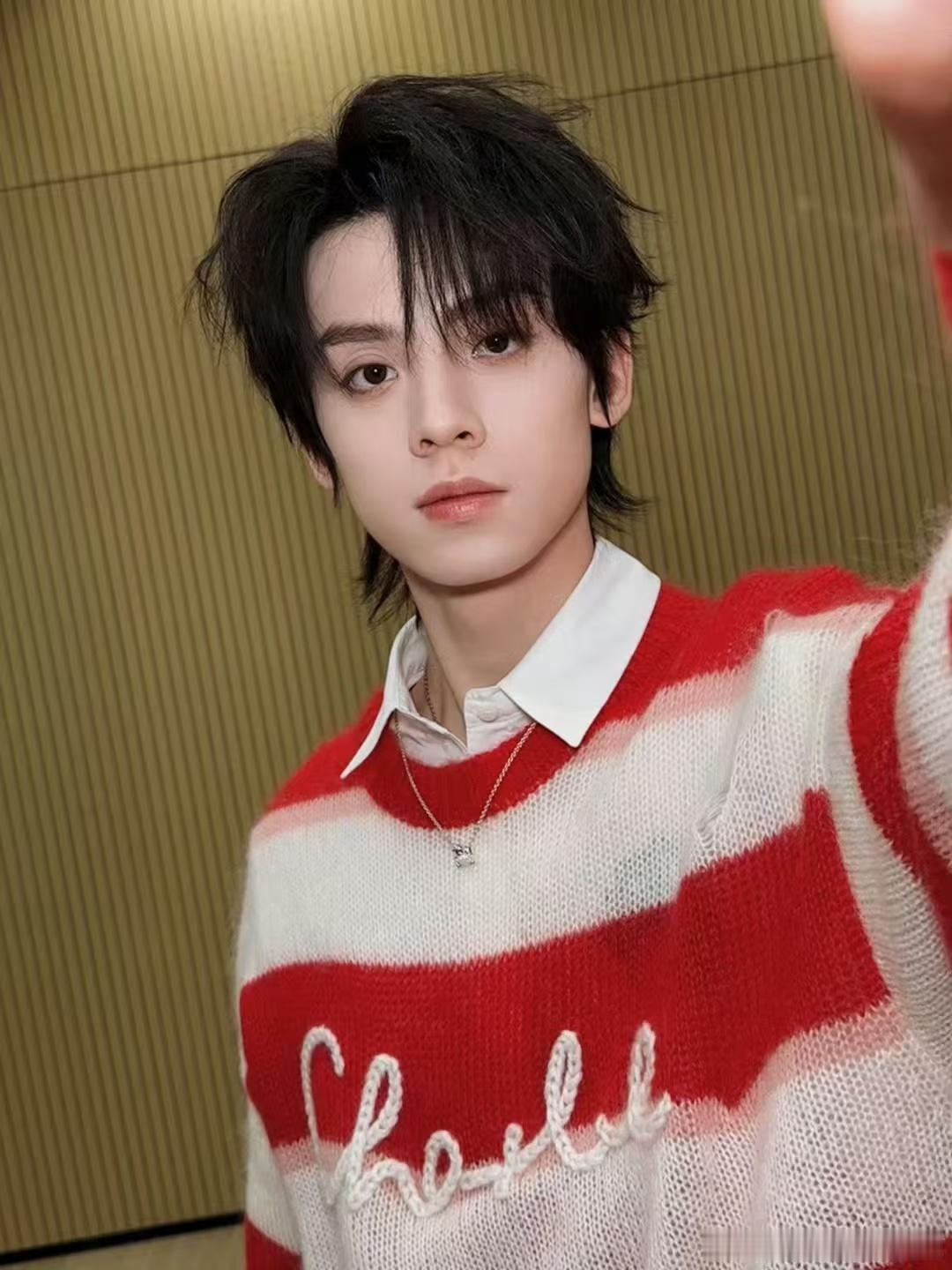 左航红色条纹毛衣  左航怼脸live图  航儿穿上红色条纹毛衣，瞬间变身红火火的