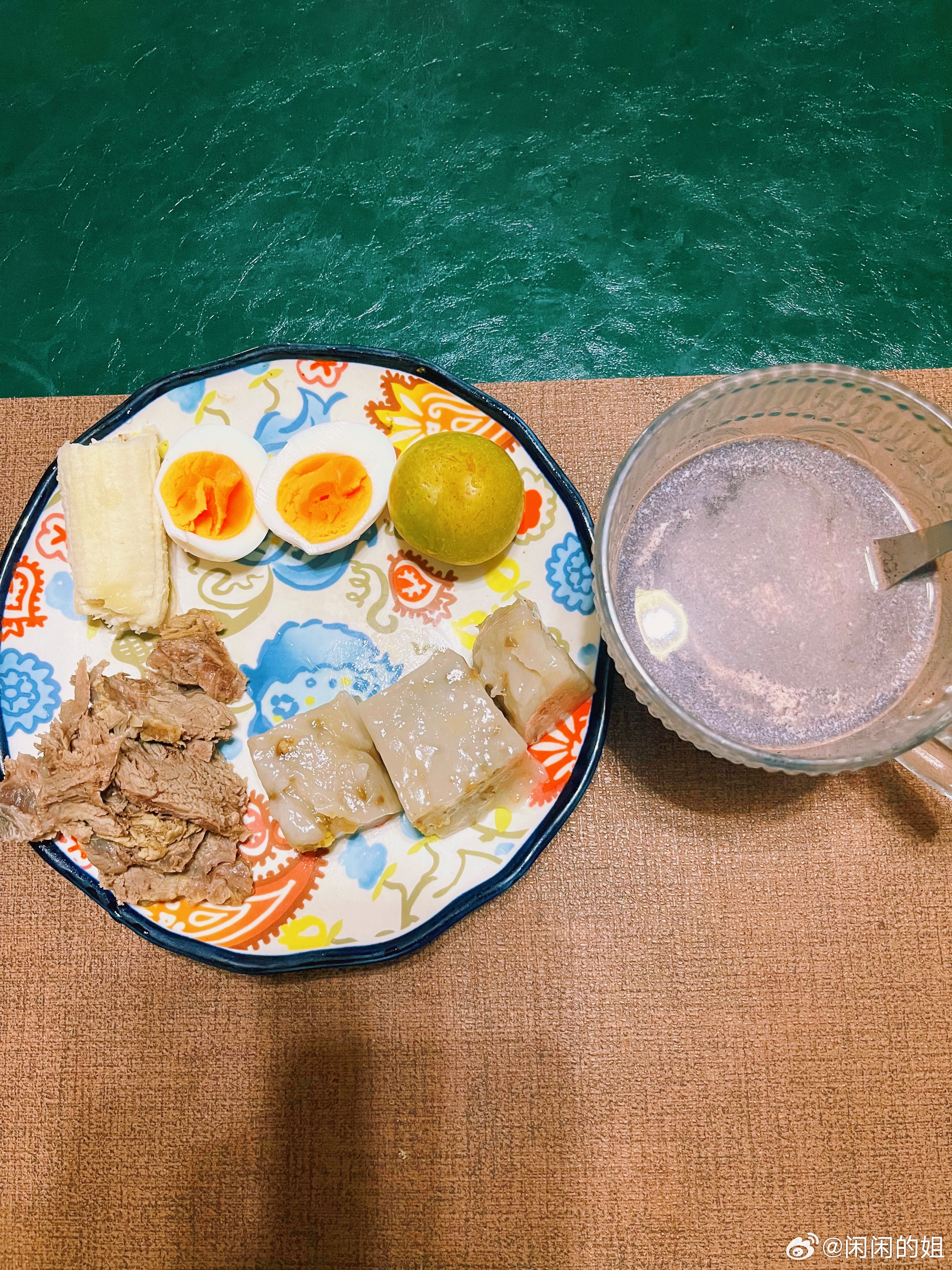 今天的早饭溏心蛋、卤牛肉、几块绿豆糕、一点水果、牛奶加灵芝孢子粉吃完又是很饱粘米