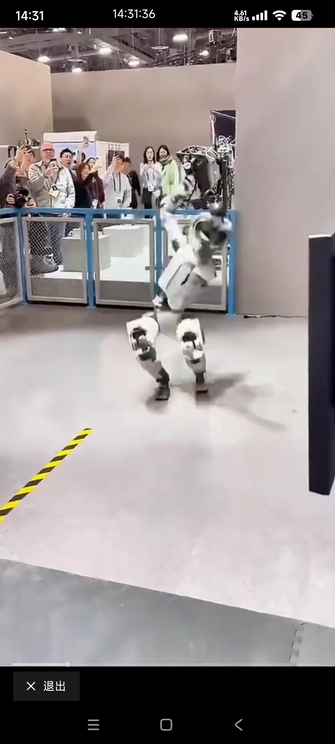 刷到波士顿机器人走路的视频，就一个跟脑血栓差不多走路的样子

评论区居然有人说科