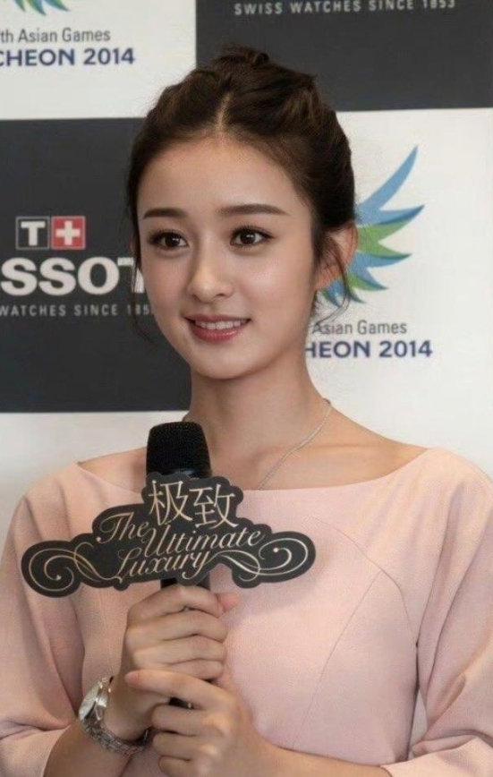 赵丽颖这时候真嫩啊，真的是难得的五官精致型甜妹，现在新生代里的甜妹很多都是气质甜