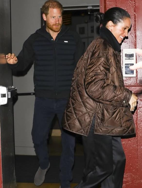 前脚刚看完患癌的父亲，后脚就和老婆过情人节。
哈里这次，可能真想明白了。
情人节