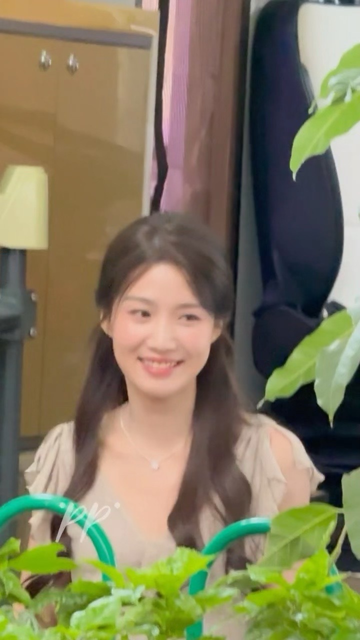 卢昱晓《折月亮》云厘上班路透，甜美温柔！！[抱一抱][抱一抱] ​​​