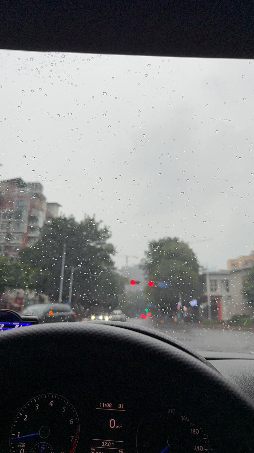 深圳发布今年首个暴雨红色预警 我就说怎么大早上的天黑了，然后就在开船了，咱这车船