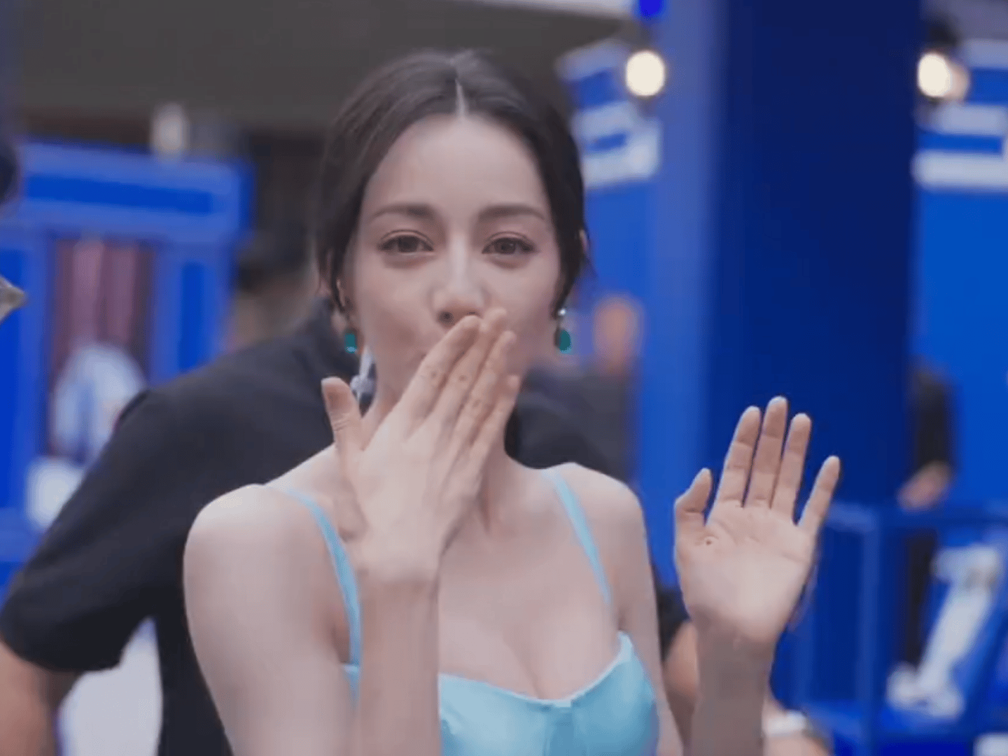 迪丽热巴路虎卫士全驭代言人迪丽热巴 dlrb 迪丽热巴 一个人的宽容，来自一颗善