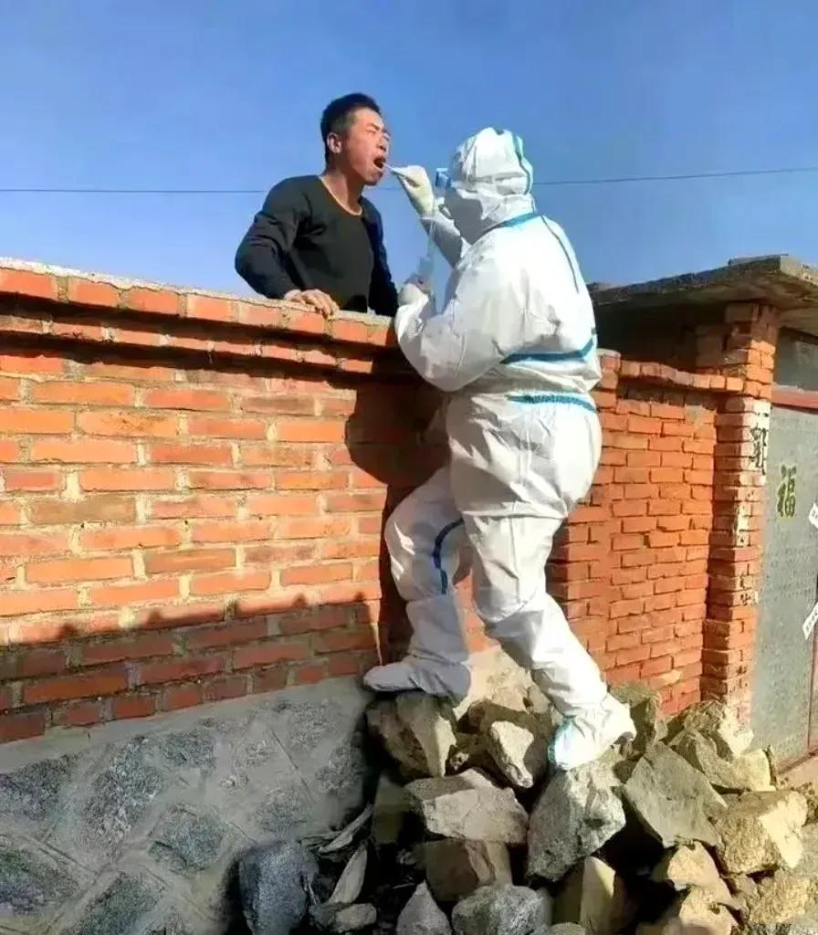 疫情三年，抗疫战线留下了很多感人的故事。
下面几张照片只是一个缩影，但是却非常有