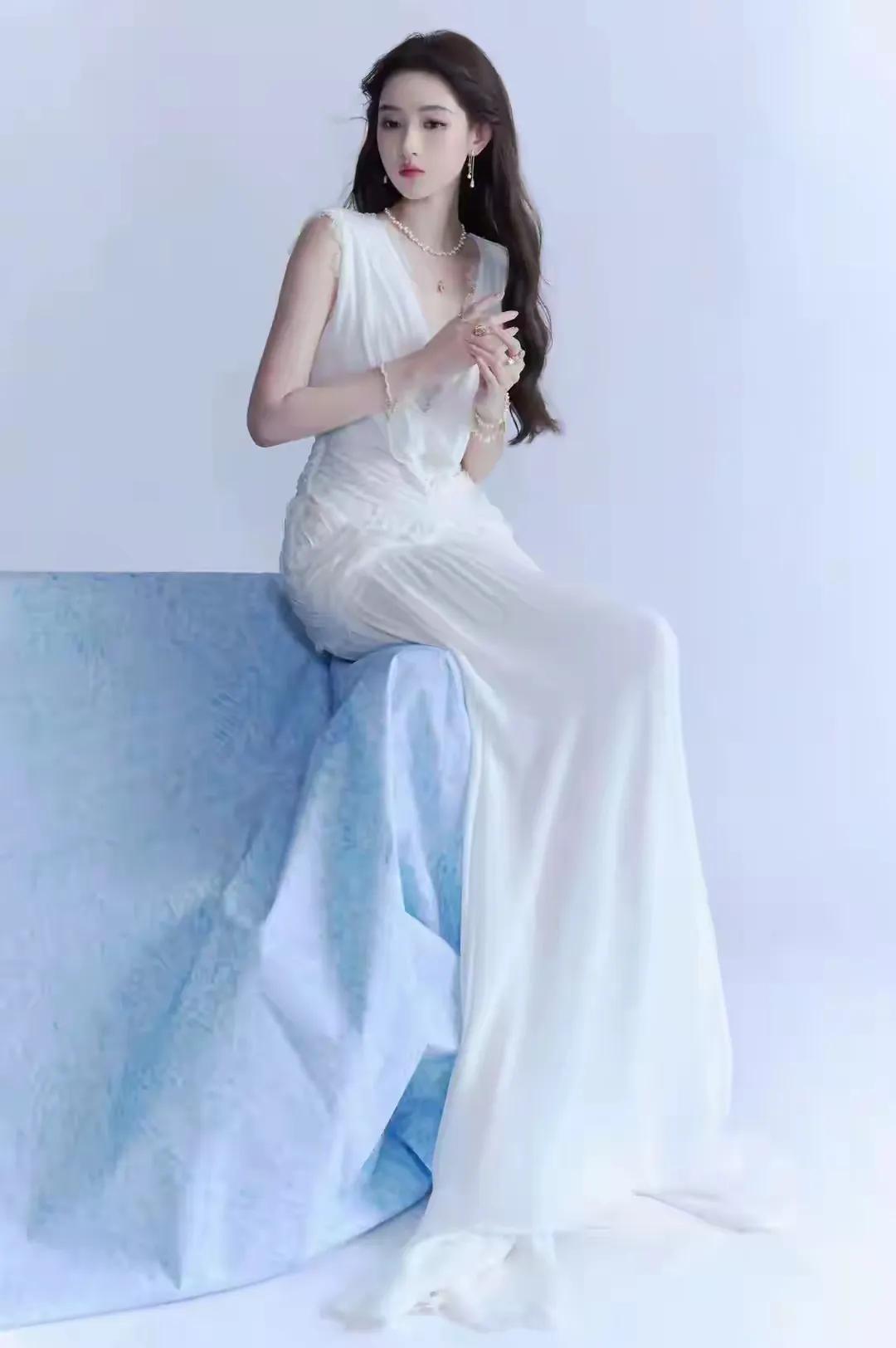 一袭长裙，优雅美丽。
