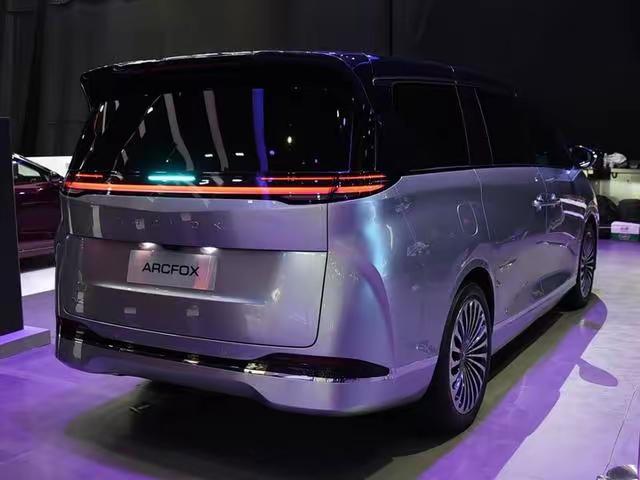 没有卷还有性价比，比亚迪夏遇到对手了，极狐问道V9来了，车长5300mm，轴距达