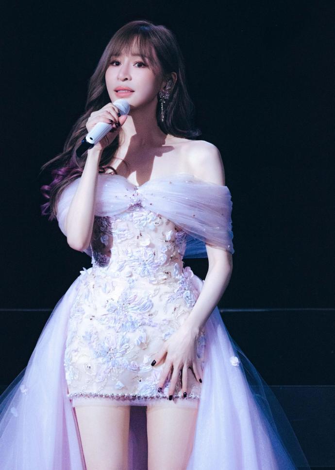 王心凌穿着婚纱唱花的嫁纱 王心凌身着粉色婚纱，自带柔光特效，美到犯规！她轻声吟唱