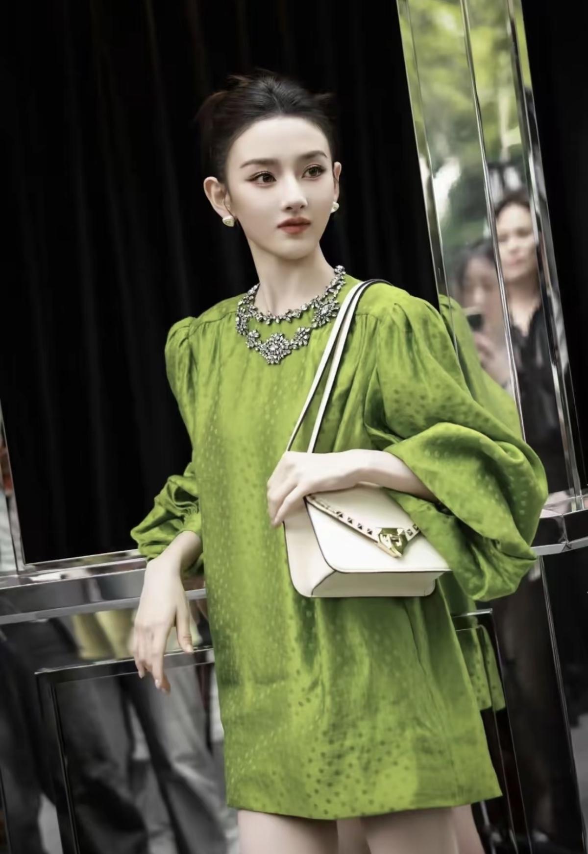 宋祖儿的状态永远在线，这抹绿色真的被她穿出了高级感[赞]宋祖儿亮相品牌活动，牛油