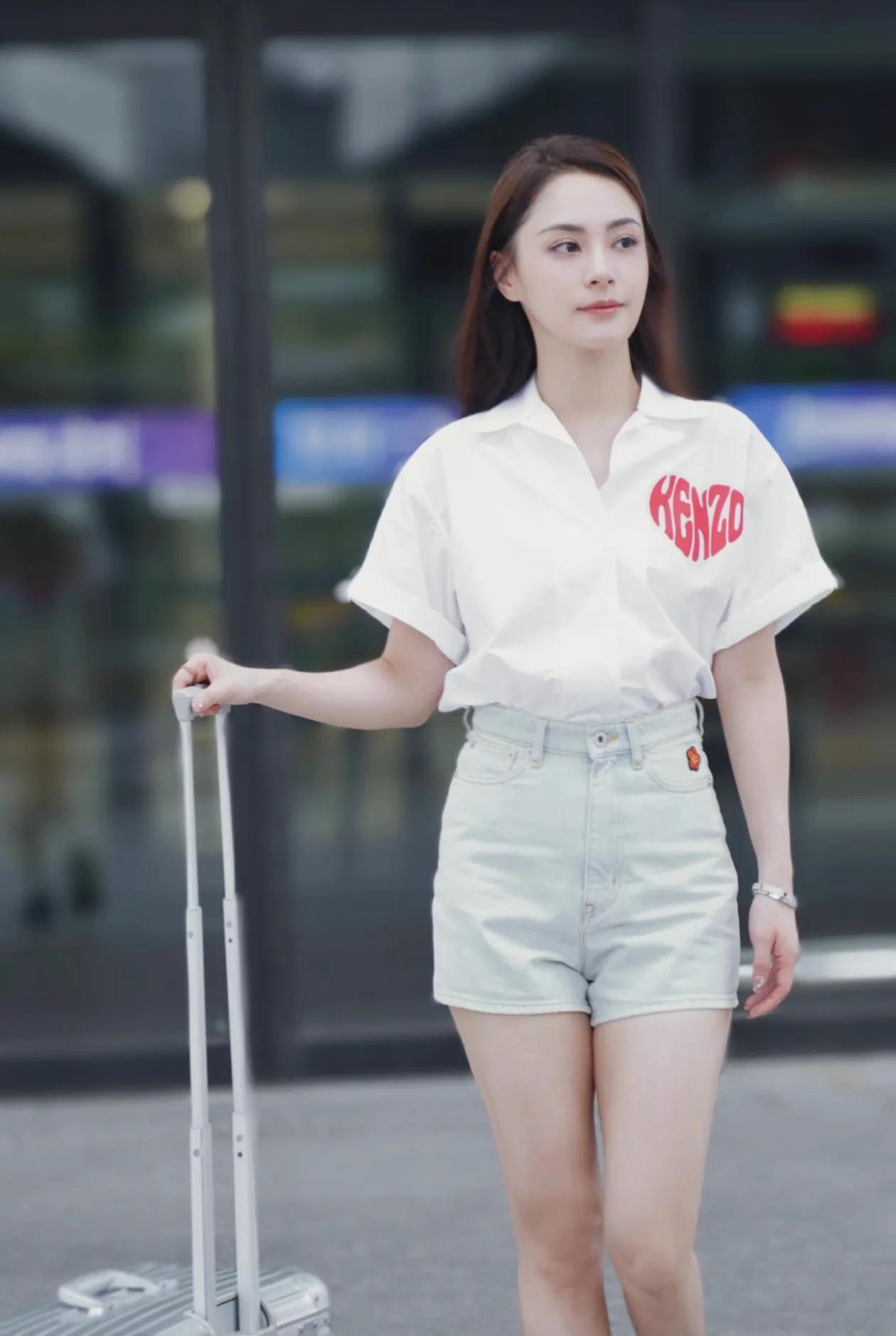 她被称为“双面玉女”