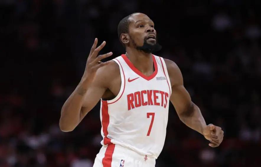 申京不在，连把球交给罚分线附近要位的阿杜的机会都没有。

小谢被逼停球，对方一罩