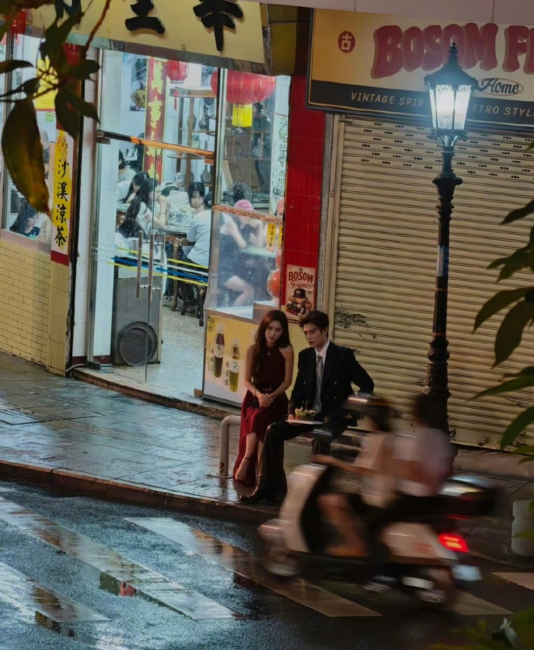 丁禹兮孟子义西装红裙吃蛋糕路透，西装红裙故地重游吃蛋糕的两位，是幸福的氛围[馋嘴