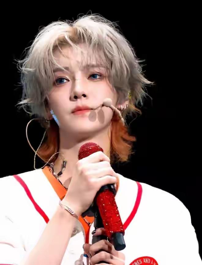 郑恺玩梗开鹿晗的玩笑翻车，没有掌握到边界感，起因是有网友问他视频里的女生是谁，他