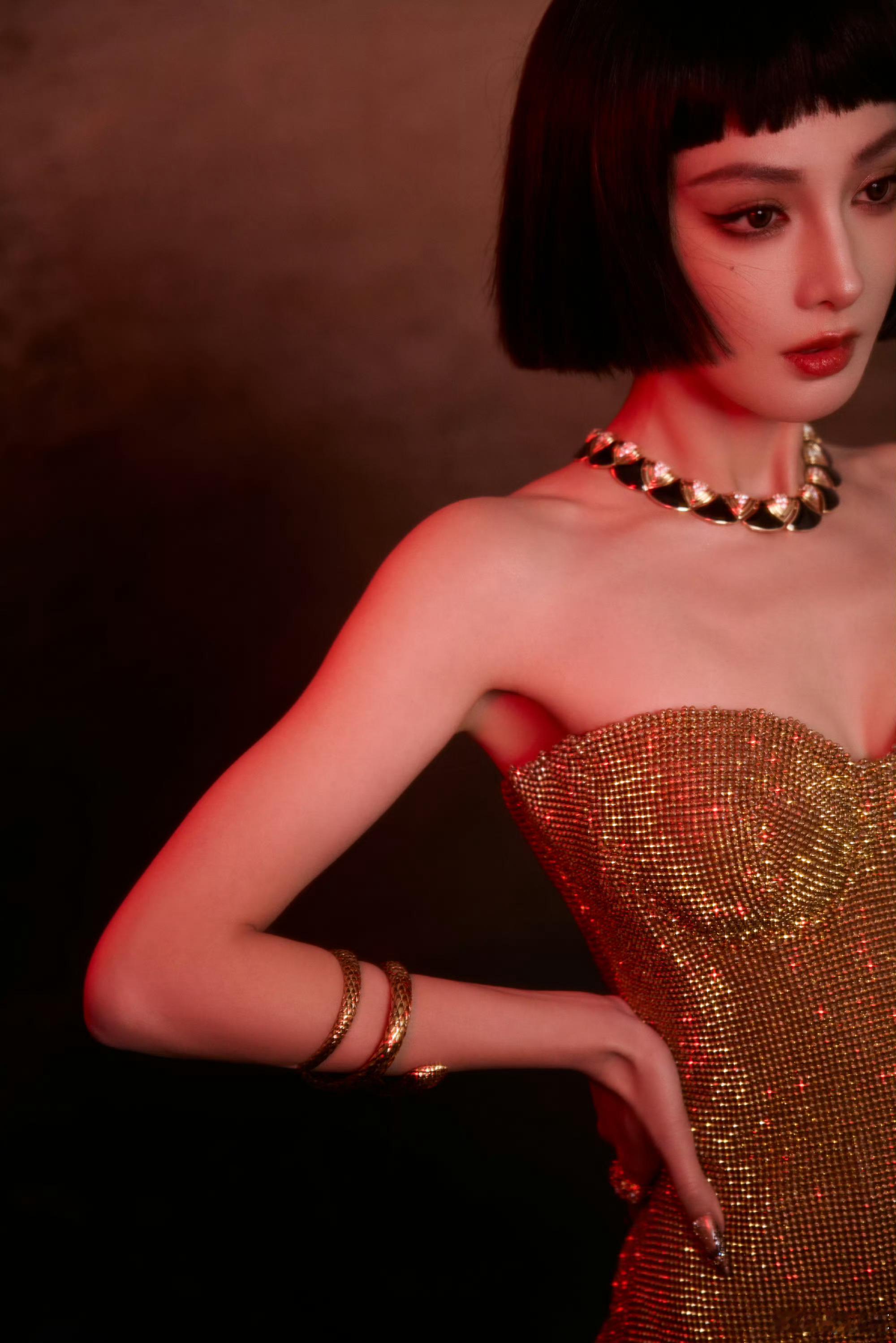 彭小苒胳膊上缠了条小金蛇彭小苒的臂间“小心机”！金色小蛇悄然盘绕，与整体造型碰撞