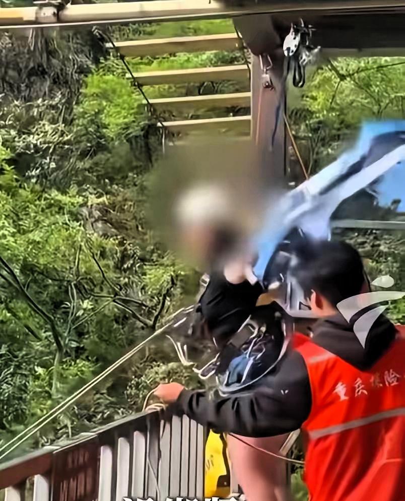 四川华蓥山坠落的女孩，用生命留给所有人的安全深思，给每一个外出游玩的人敲响了安全