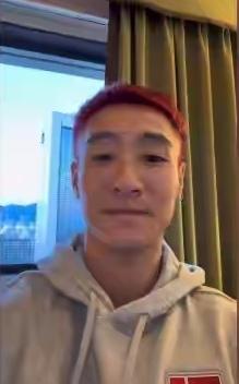 韦世豪又染发了，韦世豪以一头红色头发出镜亮相，造型十分抢眼，韦世豪内心依然年轻，