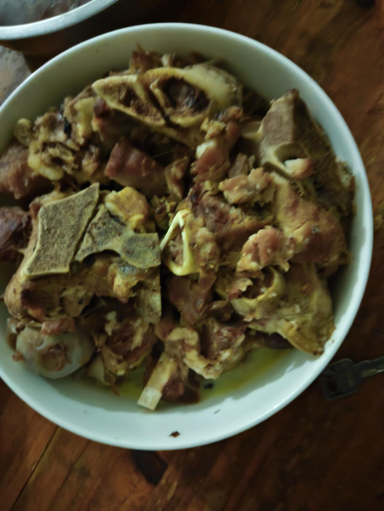 新年爱好打卡今天熬了大骨头。不过盐量没长好，味道有点儿淡不过也不要紧，中午的时候