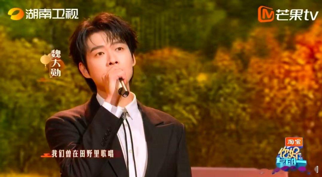 魏大勋唱风吹麦浪你好星期六 沉浸式听唱《风吹麦浪》，复刻李健的忧郁表情，柔润嗓音