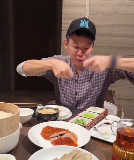 陶喆说巡演完要开炸酱面店 刚落地北京就被炸酱面惊喜到！筋道面条配绿蒜，口感层次拉