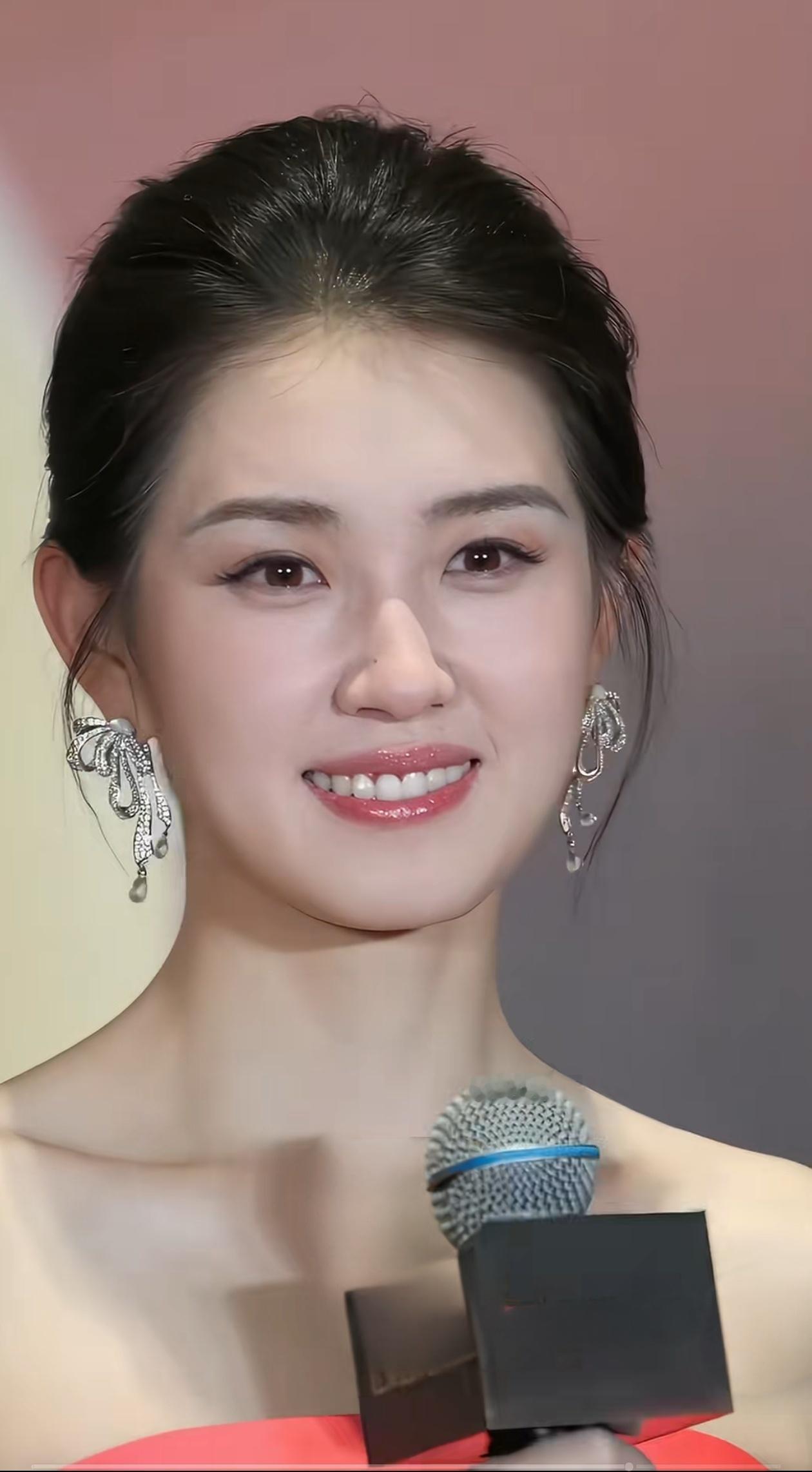 甜美端庄的优质女星，一组接受采访时的瞬间抓拍，美不美呢？什么样的美女才是最美的呢