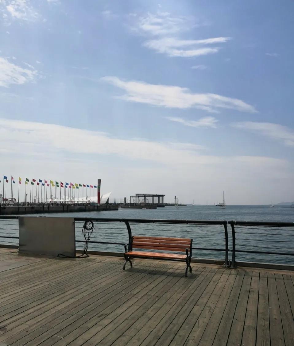 青岛是个特殊的城市，来青岛很难分得清东西南北！


因为青岛的房子很少有正南正北