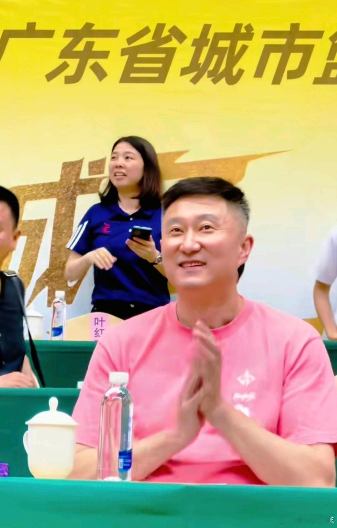 杜锋指导最新动态，身为广东省篮协会长，来到广东云浮赛区观看粤BA，为参赛两队加油