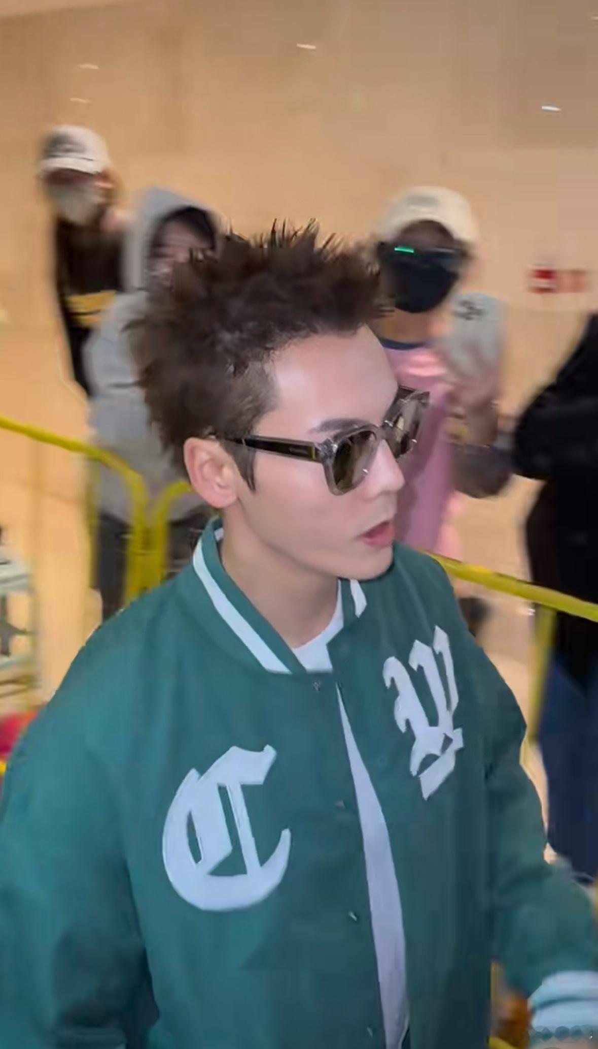 陈伟霆 谁家idol跑出来了   跨年晚会的路透里的陈伟霆真的是又帅又非常的酷，