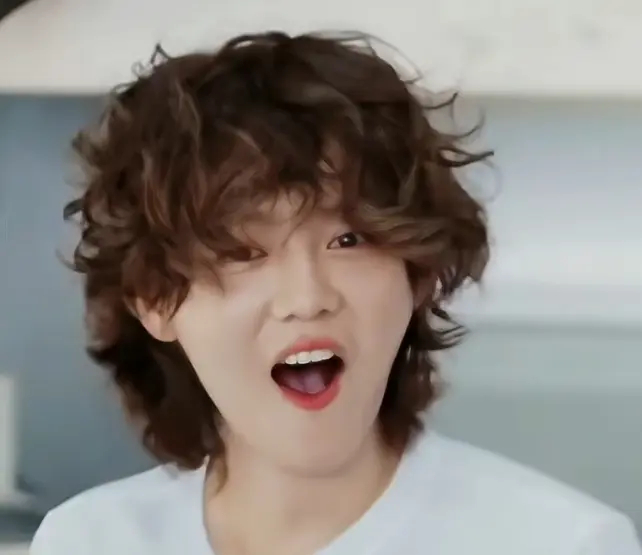 鹿晗终于变成了小女孩的模样 ​​​