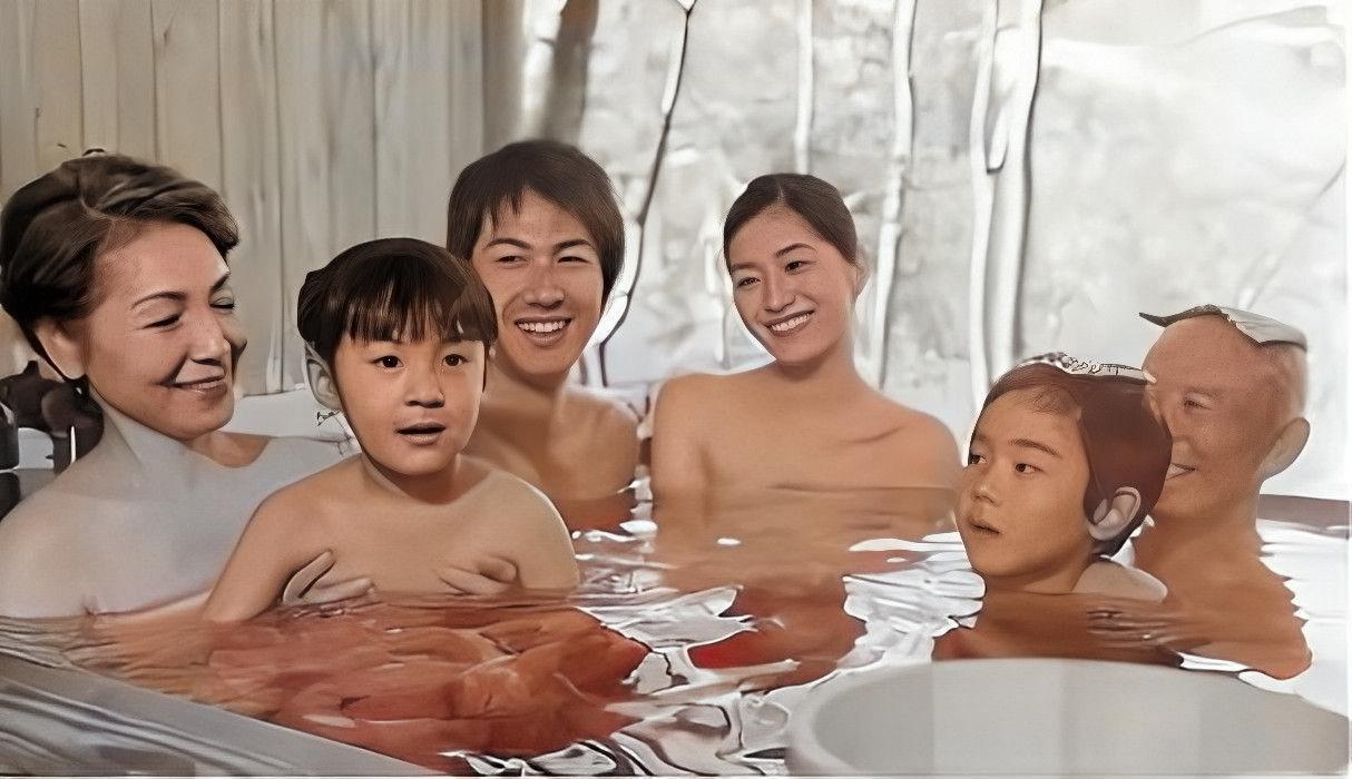 这张照片，是日本一家人在一起混浴时的场景。

孩子小的时候，父母或者爷爷奶奶帮他